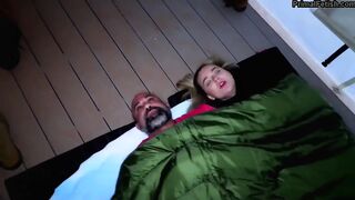 Acampamos con mi padrastro y terminamos follando para calentarnos luego me hace creampie