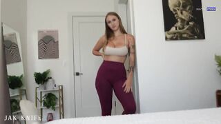Mi sexy hermanastra en esos leggins me excita