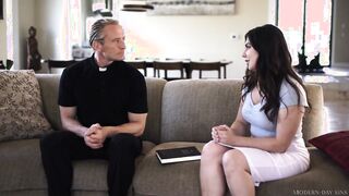 El cura se folla el culo de su seguidora y se corre dentro (creampie anal)