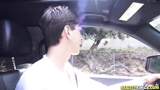 La sexy MILF en vestido corto rosa esta varada en la carretera