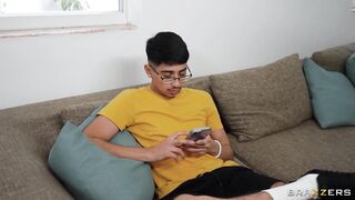 Sexy MILF culona se folla BBC luego de corriese en su hijastra (creampie)