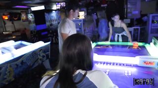 Mi sexy novia y yo lo hacemos en el salon de juegos