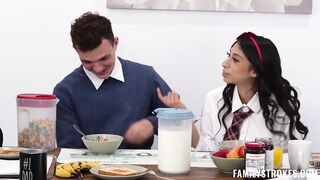 Me follo a mi hermanastra poniéndola cachonda con su juguete sexual  (creampie)