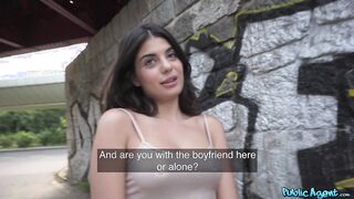 Me follo a la sexy teen en vestido corto y ajustado sexy en plena calle