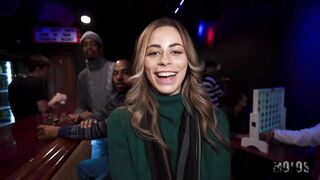 Una sexy chica en el bar