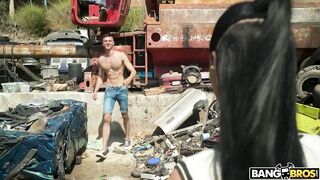 Se folla a la latina cachonda a escondidas en el trabajo