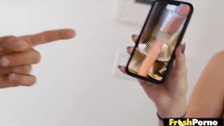 Mi sexy hijastra de enormes tetas y buen culo me pone cachondo con esa minifalda