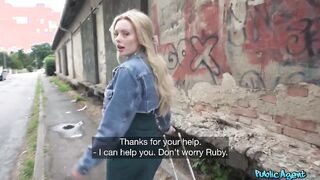 Me follo a sexy rubia viajera en la calle por dinero