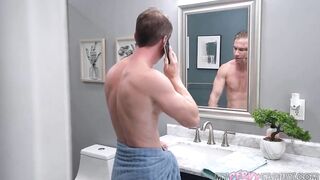 Mi hijastra me ayuda con una mano por mi polla erecta