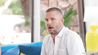 Mi sexy vecina esta mas caliente que mi novia