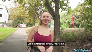 Sexy rubia en minifalda de la calle acepta follar a cambio de money