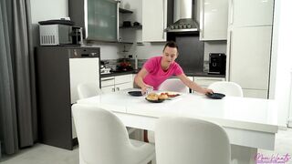 Mi madrastra es sexy en tanga la follare luego de calentarla con un masaje (creampie)