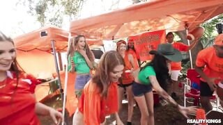 Las cachondas y sexys universitarias follan a los deportistas y reportero (creampie)