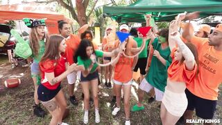 Las cachondas y sexys universitarias follan a los deportistas y reportero (creampie)