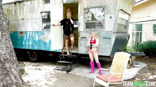 Me follo a la sexy recolectora de reciclaje en bikini