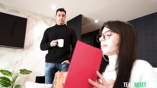 Me follo a mi nueva asistente personal en minifalda corta y me corro dentro(creampie)