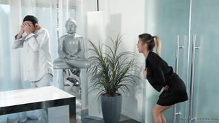 Me follo a mi madrastra por error cuando recibe mi masaje de ella desnuda