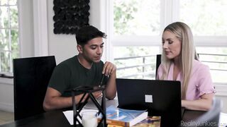 Esta milf rubia sexy en falda es muy provocadora tengo que follarla