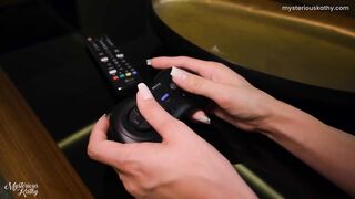 Mi novia juega en la consola y yo me la follo y me corro dentro (creampie)