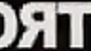 Mi sexy madrastra me ayuda con mi elección nocturna y me corro encima de su pussy