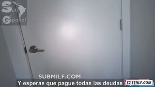 La sexy novia de mi padre usa falda dorada