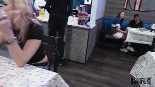 Follo a una chica cachonda  en medio de su hora de trabajo del  restaurante mexicano