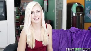 Me follo a sexy teen rubia y me hace corrermela dentro su pussy ajustada (creampie)