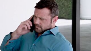 Tengo que dejar a mi jefe llenar de creampie a mi esposa si quiero el ascenso