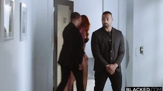 El seguridad se coge a la sexy MILF famosa pelirroja y se corre dentro (creampie)