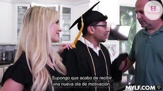 Mi madrastra sexy culona rubia me motiva con su pussy para que termine la universidad