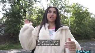 Me follo a la sexy girl en minifalda en media calle