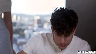 La sexy MILF no se resiste a su joven hijastro virgen