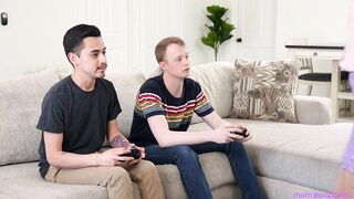 intercambio de madrastra sexys luego de jugar tennis