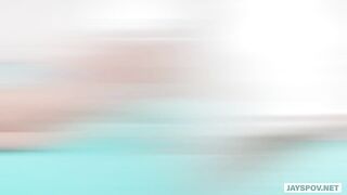 sexy mujer en minifalda celeste y top rosa que destaca su sexy culo mediano