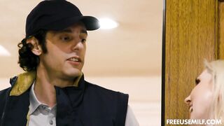 Milf ardiente y el repartidor con suerte