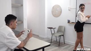 sexy maestra latina de culo sexy me folla