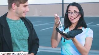 La sexy girl  de lentes me folla por el gran regalo costoso que le di