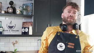 El barista sueña que folla a la sexy culona clienta de la fila y se corre en su pussy