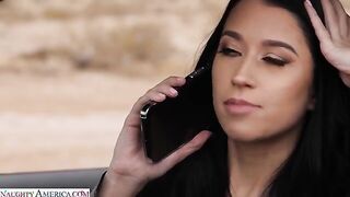 Sexy mujer en la carretera con su minifalda rosa