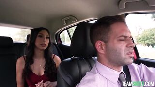 Mi sexy niñera me quita el estrés con una mamada y su ajustada pussy en minifalda