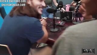 una asistente de radio caliente