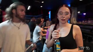 Follo a la sexy camarera en medio de su trabajo