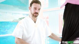 La sexy cliente bañada en aceite para masajes es follada brutalmente por el masajista