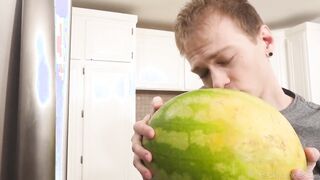 Me follo a la sexy girl preciosa en vez de la fruta (cum about pussy)