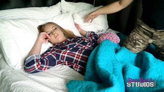 Hijastra recibe follada a cambio de su madrastra