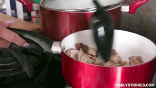 Le rompo el jean a la sexy novia de mi papa