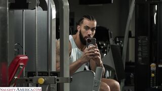 Me cojo a la sexy y ajustada girl del gym