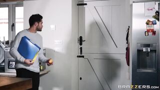 La mamá de mi amigo es una MILF de ebano muy sexy que si o si follare