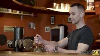 El abuelo se liga a la sexy joven del bar