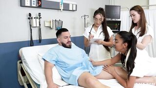 Enfermeras calientes complacen las necesidades de su paciente